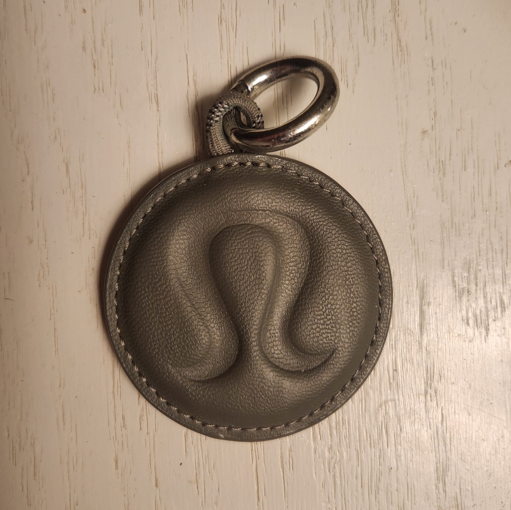 Lululemon Key Moments Keychain live in the moment gray